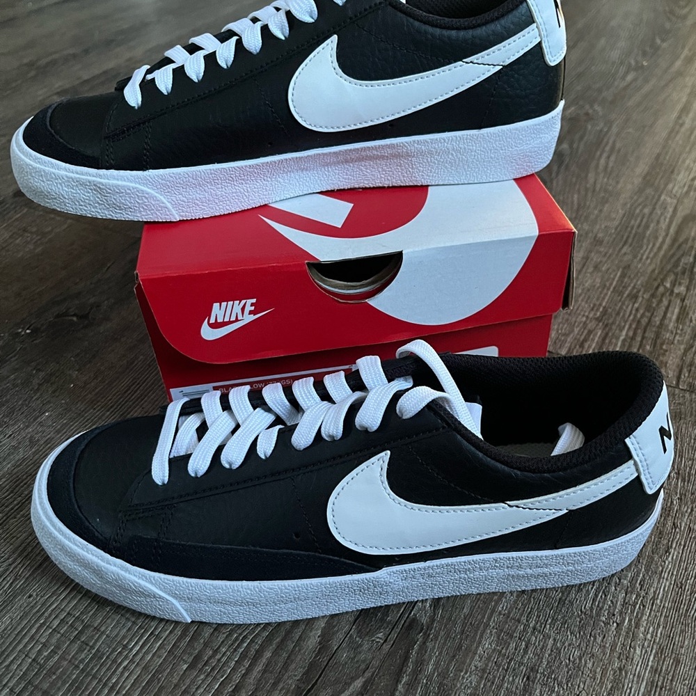 Nike Juniors Black and White Sneakers
